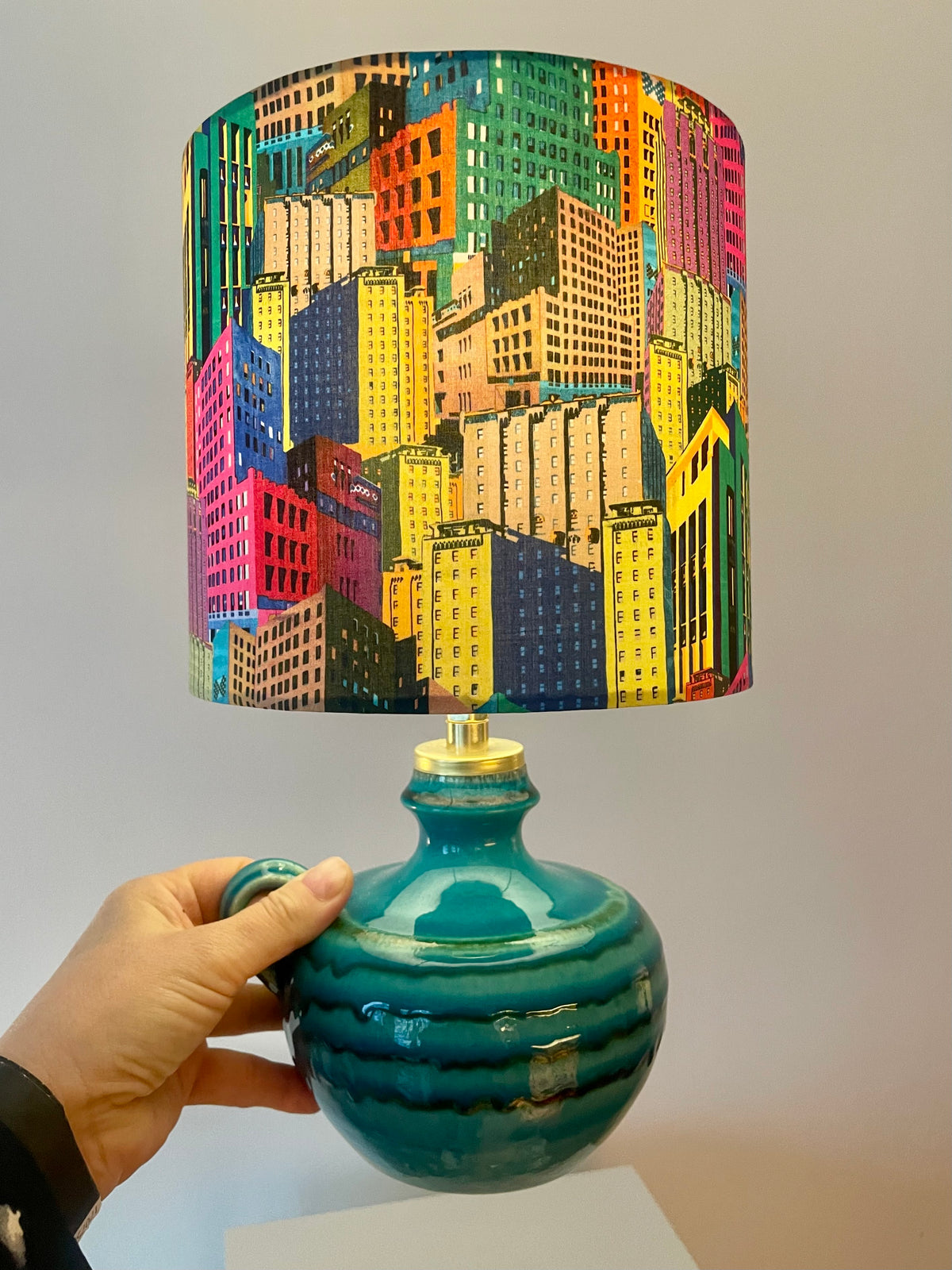 The Archive Collection: Kabellose Vasenlampe mit Liberty-Stoff „Bernard’s Buildings“