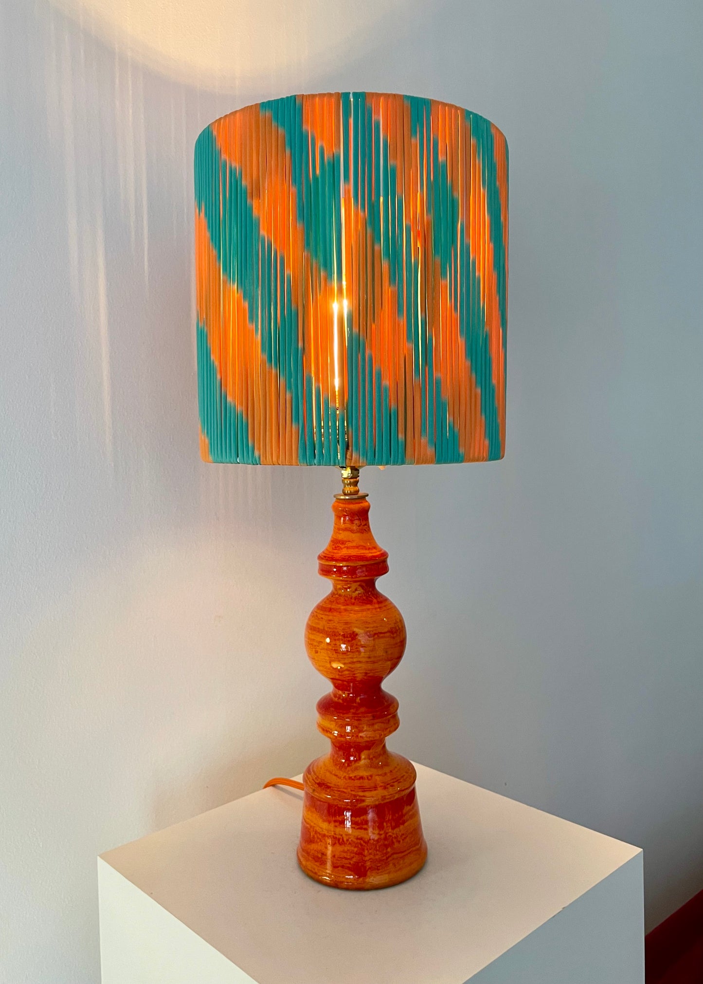 70er Jahre Keramiklampe mit Pop Art String-Schirm
