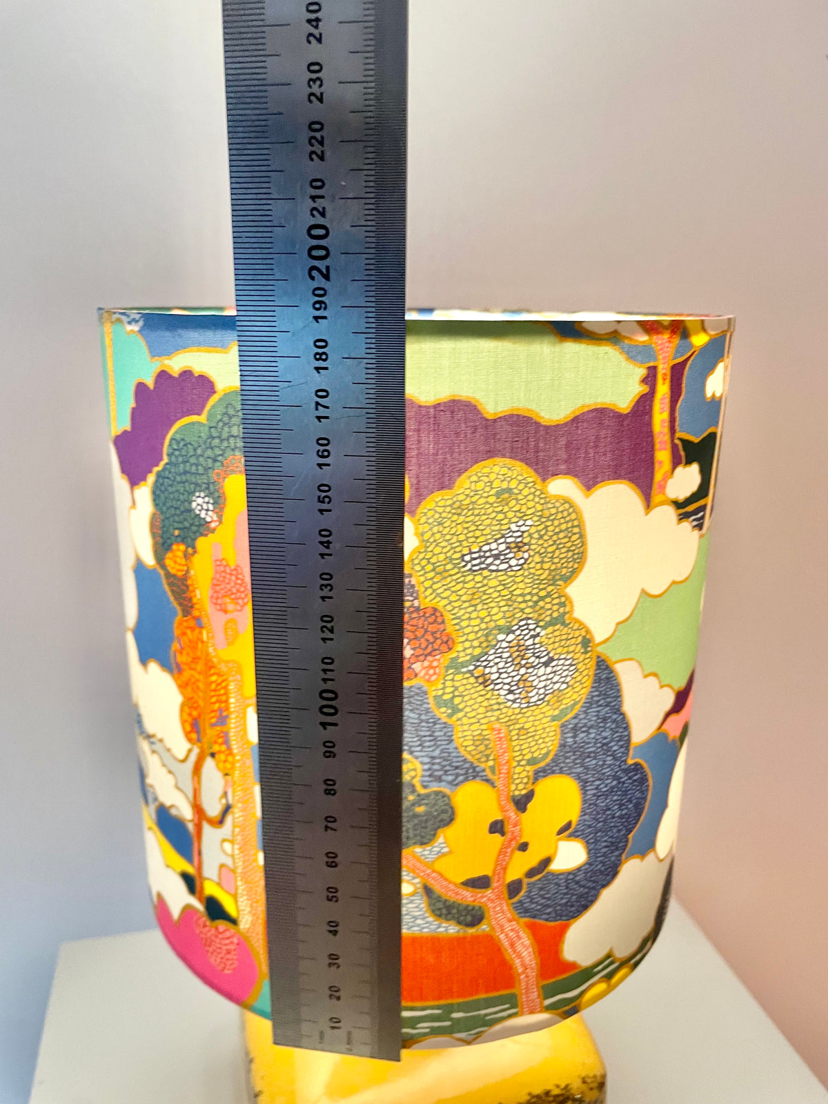 The Archive Collection: Tischlampe aus DDR Keramik mit Lampenschirm aus Liberty-Stoff „Prospect Road“