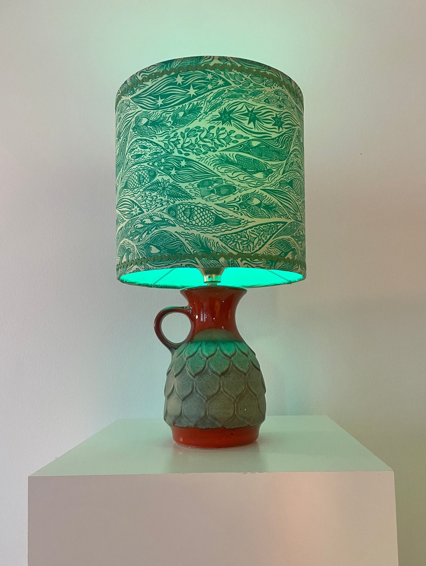 Kabellose Jasba Tischlampe - West German Pottery mit Fisch-Dekor |41 cm