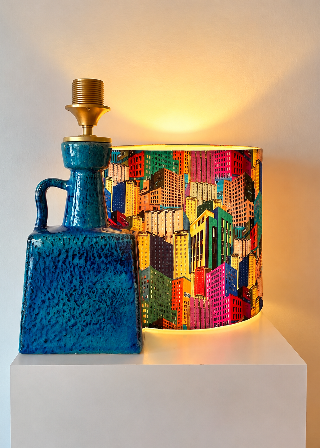 'The Archive Collection: imposante Tischlampe aus Mareivase und Liberty London Reprint von 1969