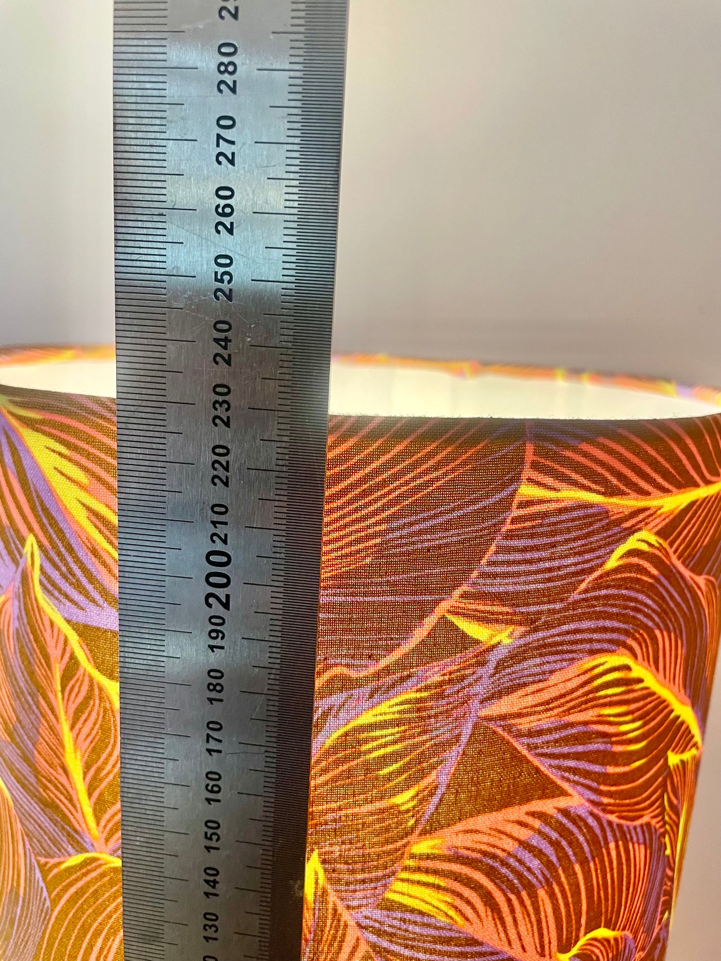 Übelacker Tischleuchte - Akku-Leuchte auf Kaminvase mit botanischem Schirm | 42 cm