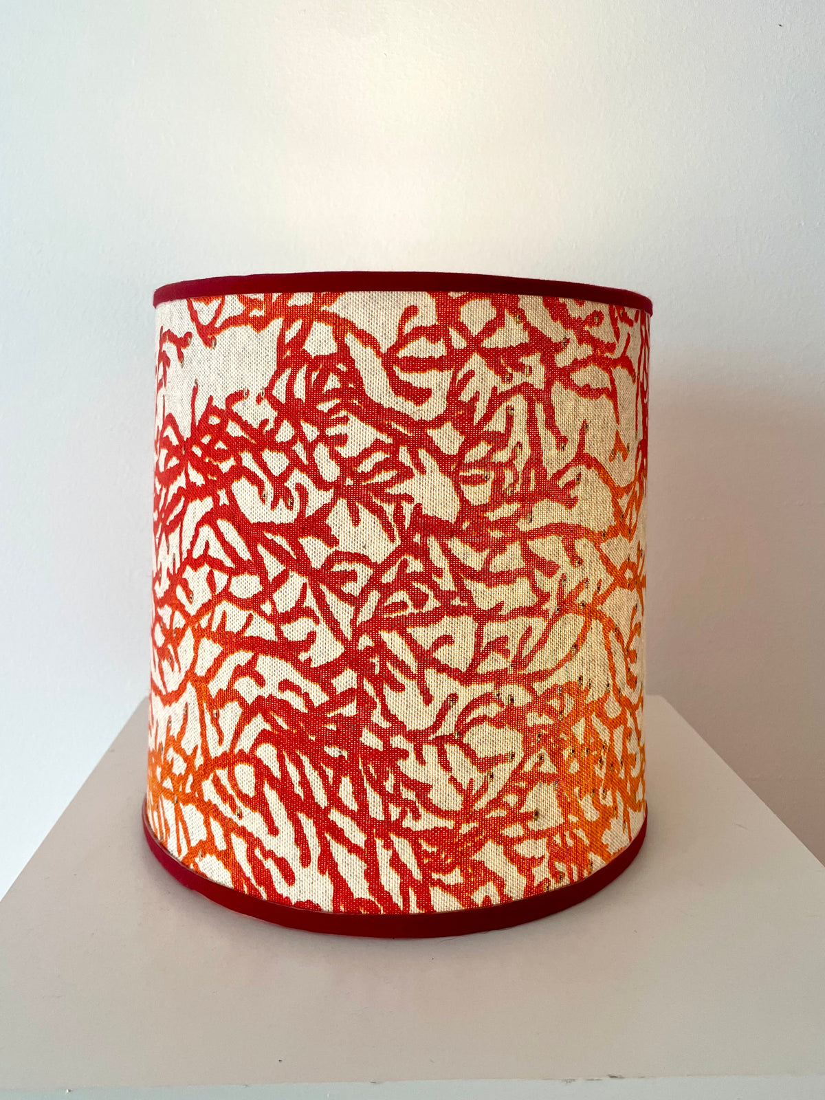 Upgecykelte Tischlampe - kabellos - aus einer Vintage Vase mit rotem Korallenstoff