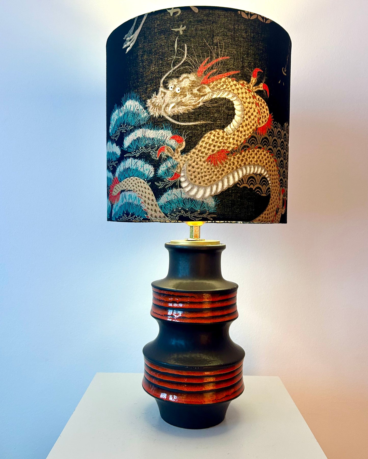 Tischlampe aus Pagodenvase von Scheurich – frühe 1970er Jahre | japanischer Stoffschirm