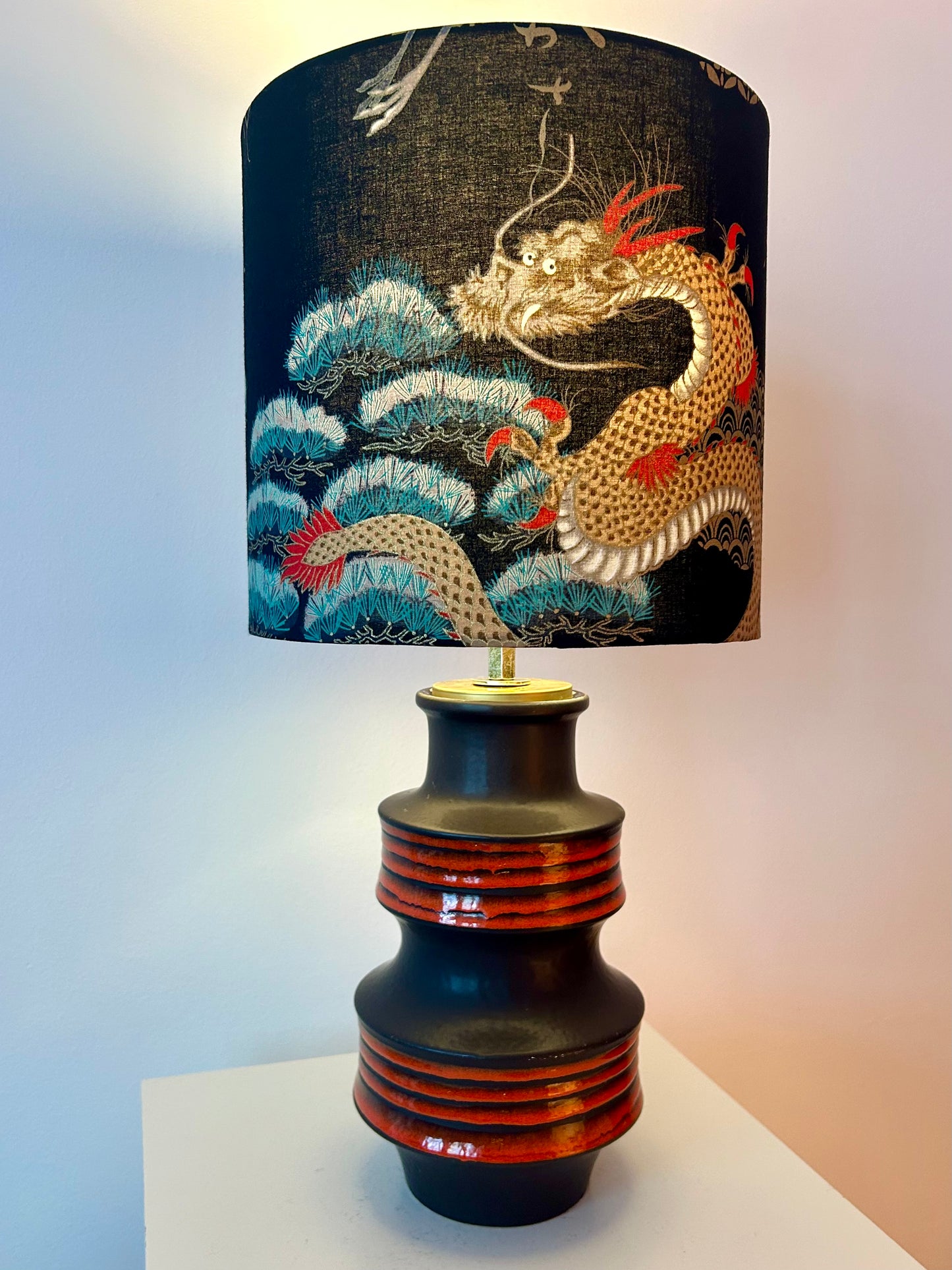 Tischlampe aus Pagodenvase von Scheurich – frühe 1970er Jahre | japanischer Stoffschirm