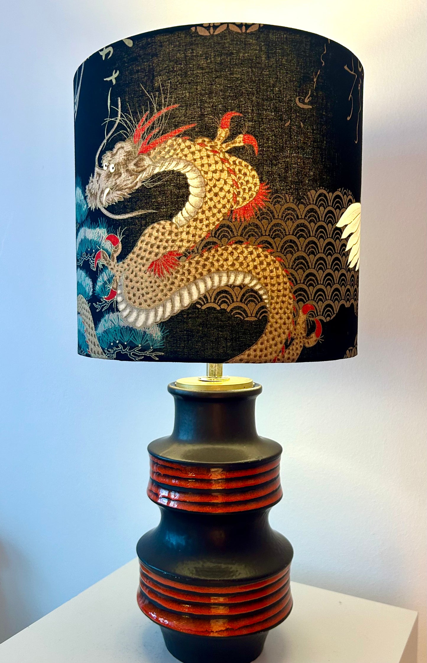 Tischlampe aus Pagodenvase von Scheurich – frühe 1970er Jahre | japanischer Stoffschirm