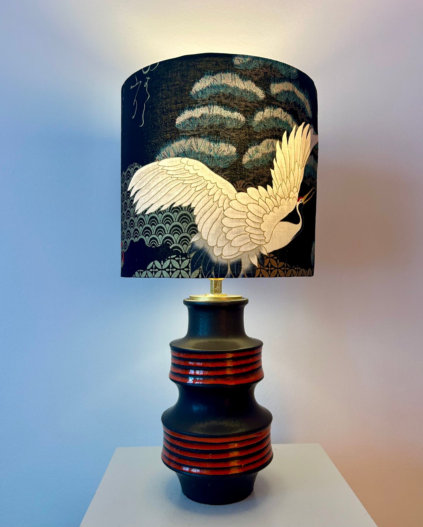 Tischlampe aus Pagodenvase von Scheurich – frühe 1970er Jahre | japanischer Stoffschirm