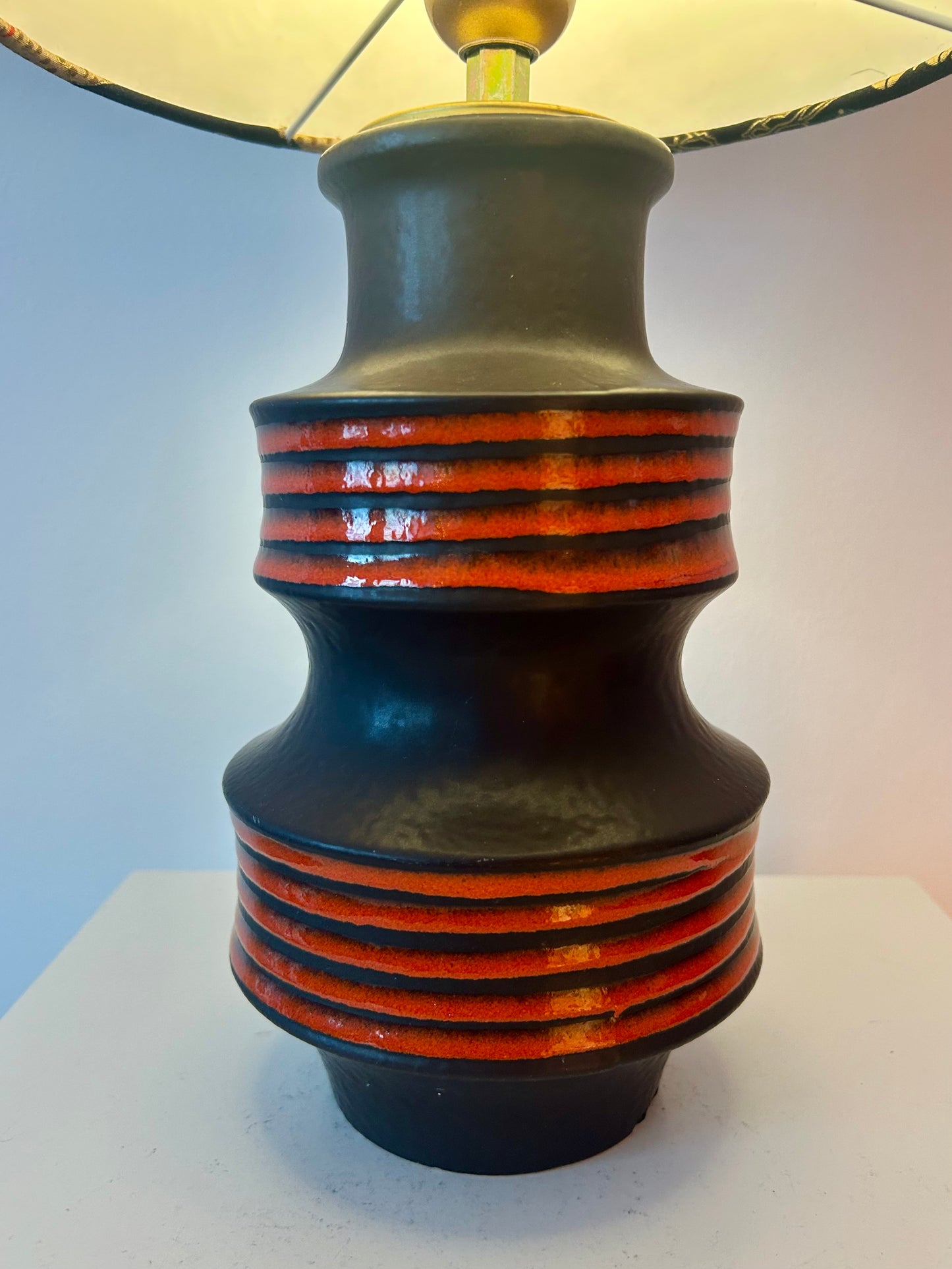 Tischlampe aus Pagodenvase von Scheurich – frühe 1970er Jahre | japanischer Stoffschirm