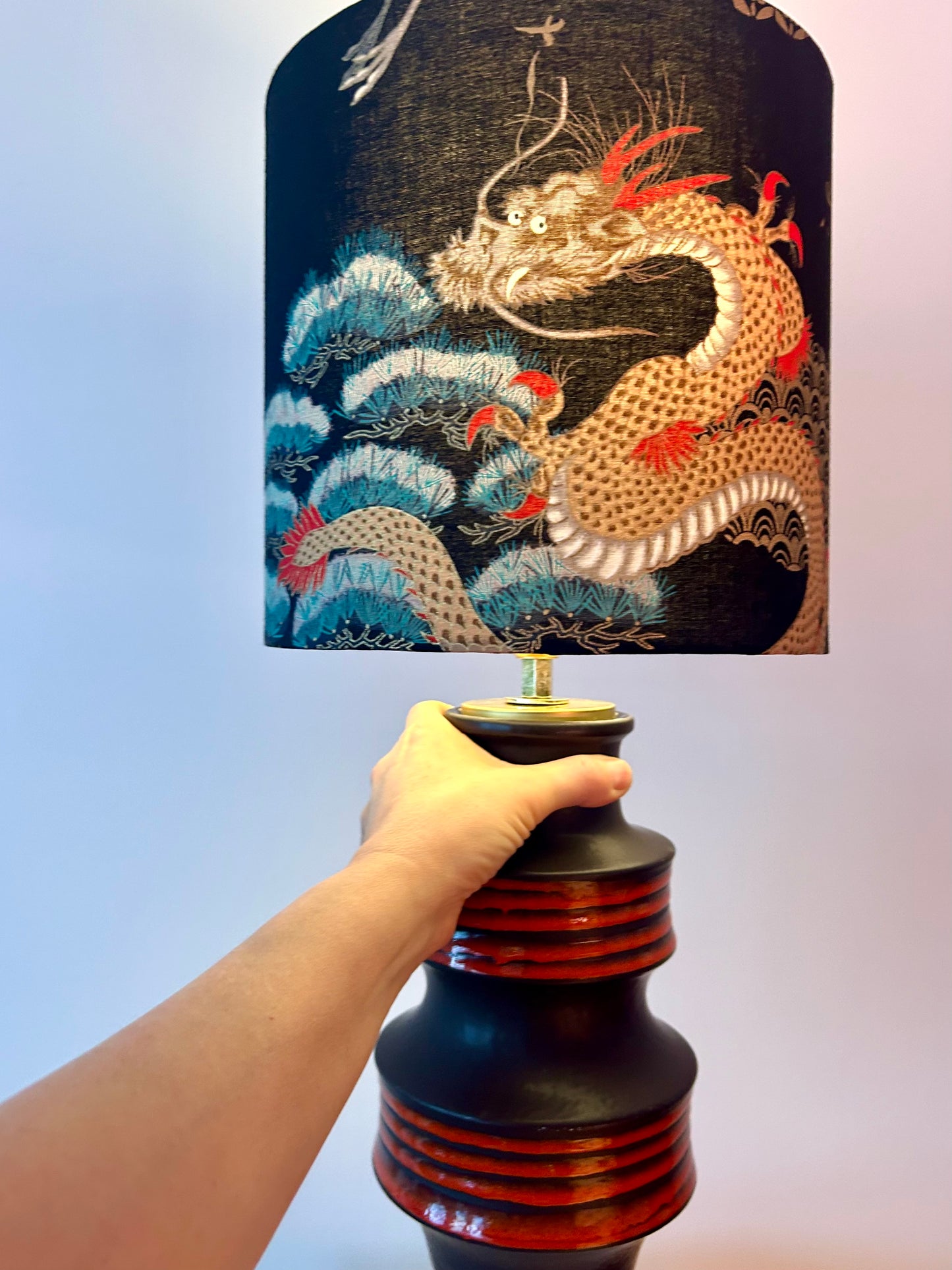 Tischlampe aus Pagodenvase von Scheurich – frühe 1970er Jahre | japanischer Stoffschirm