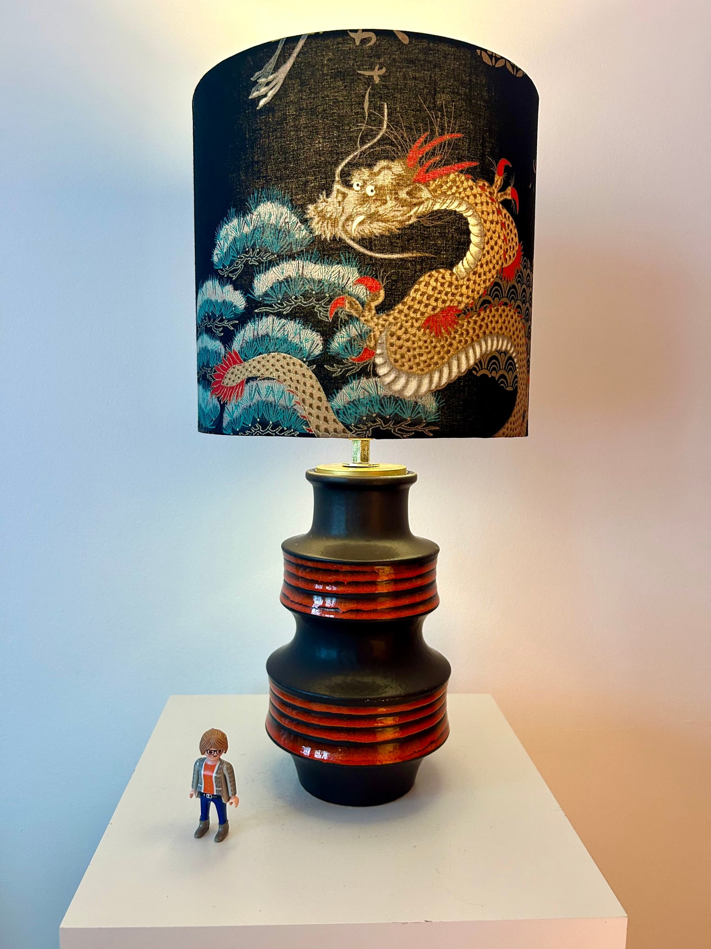 Tischlampe aus Pagodenvase von Scheurich – frühe 1970er Jahre | japanischer Stoffschirm