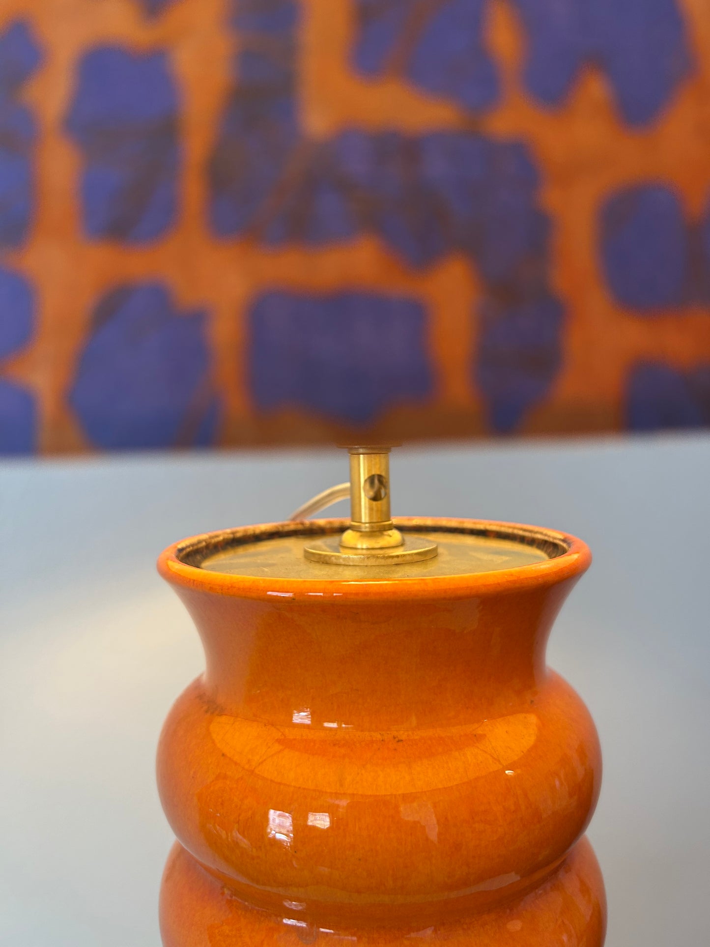 AK-Keramik: Orange Tischlampe aus Mid Century Keramikvase