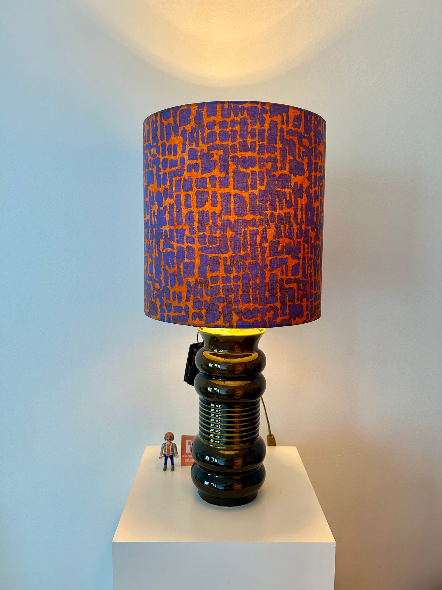 AK-Keramik: Olivgruene Lampe aus Mid Century Vase